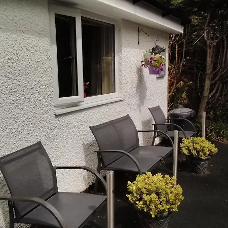 Guest house - With Free Car Parking Onsite