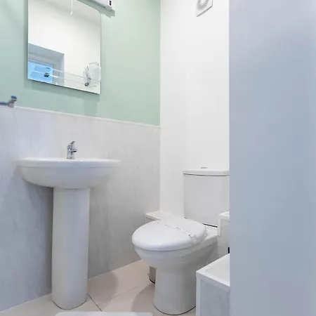 - With Free Car Parking Onsite * Windermere