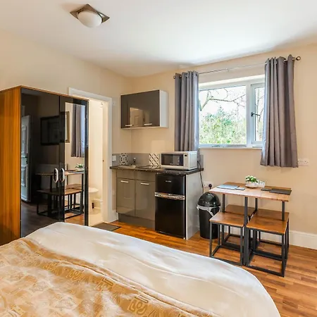 Guest house - With Free Car Parking Onsite *