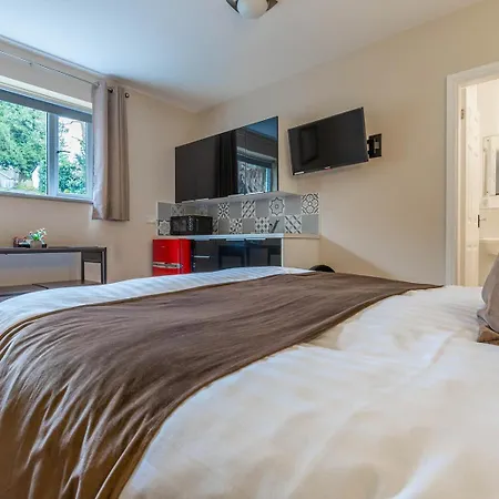 Guest house - With Free Car Parking Onsite *