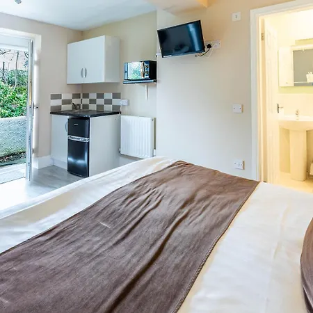 Guest house - With Free Car Parking Onsite