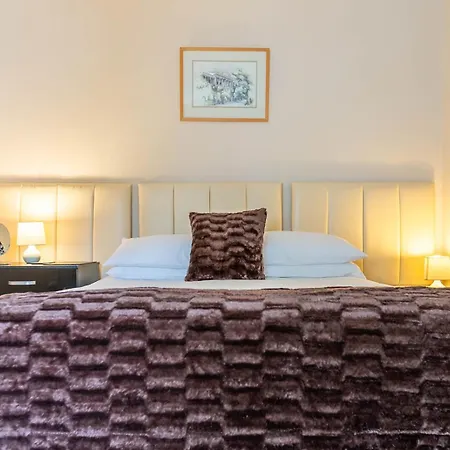 - With Free Car Parking Onsite Guest house *