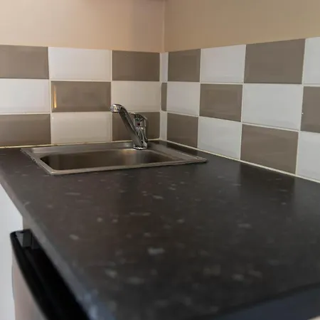 - With Free Car Parking Onsite Pensión Windermere