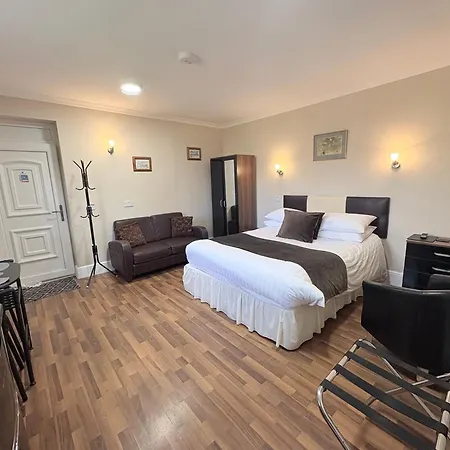 Guest house - With Free Car Parking Onsite 3*